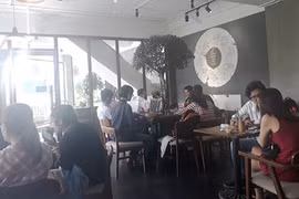 Quán cà phê máy lạnh Sài Gòn hết chỗ cho khách trốn nắng