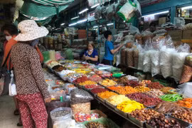 Hàng Tết rầm rộ lên kệ, khuyến mãi sớm vì sợ ế
