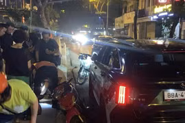 Hà Nội: Ôtô tông hàng loạt xe máy, nhiều người bị thương nặng