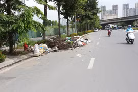 Đại lộ nghìn tỷ Chu Văn An ngập ngụa rác