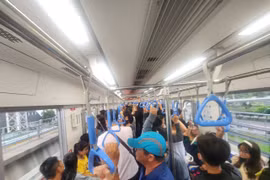 Người dân xếp hàng dài chờ mua vé đi Metro ở TP HCM