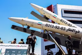 Iran tự tin khoe vũ khí sẽ "nhấn chìm Israel trong biển lửa"