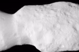 NASA công bố ảnh sốc hành tinh giống y... hạt đậu phộng