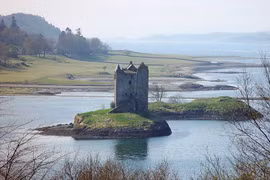 Vẻ đẹp ma mị của lâu đài cổ bị bỏ hoang ở Scotland