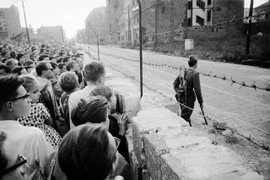 Những hình ảnh để đời về Bức tường Berlin những năm 1960
