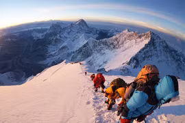 Vì sao 200 người bỏ mạng tại 'vùng đất chết' Everest?