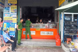 Vào cửa hàng vờ hỏi mua, thanh niên bất ngờ ôm vàng bỏ chạy