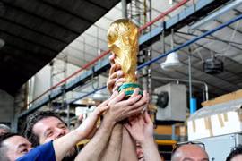 Xưởng sản xuất Cup vàng World Cup 456 tỷ: Ánh hào quang giữa khói bụi