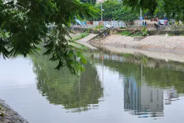 Mực nước sông Tô Lịch đang dần dâng cao, đổi màu 