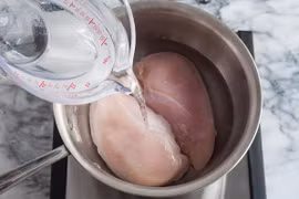 Thêm thứ quả này, luộc ức gà cực ngon lại không bị khô