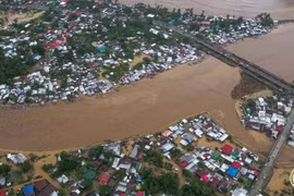 Cận cảnh ngập lụt kinh hoàng ở Philippines vì bão Dujuan