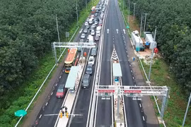 Đổ xô vào cao tốc Phan Thiết - Dầu Giây, ùn tắc kéo dài 2km