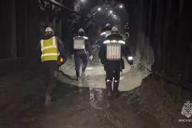 Nga chạy đua với thời gian cứu 13 người kẹt trong mỏ vàng