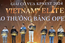 Lê Tuấn Minh nhận cúp mạ vàng của Giải cờ vua KPNest 2024