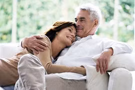 Nửa đêm ông lão 70 tuổi gõ cửa nhờ cô gái trẻ đấm lưng