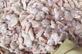 Phụ phẩm thải loại, hàng bỏ đi được chị em lùng mua cho chồng nhậu