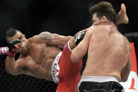 Rợn người cảnh cựu vô địch UFC tự móc mắt ngay trong lúc phỏng vấn