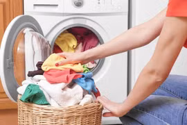 Giặt chung quần áo có thể khiến trẻ bị lây bệnh viêm nhiễm vùng kín