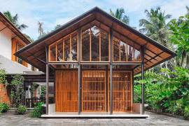 Nhà gỗ nhìn ngoài đơn giản nhưng bên trong đẹp khó rời mắt