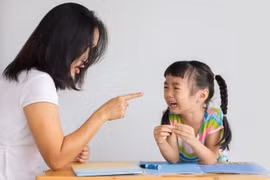 Giật mình cách dạy con tàn nhẫn của vợ chồng "quỷ dữ"