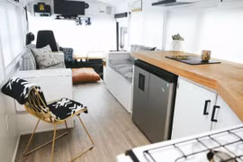 Những ngôi nhà độc đáo được chế tạo từ máy bay, tàu hỏa