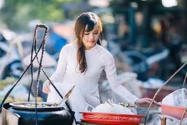 Nữ sinh Huế xinh đẹp bên gánh hàng rong bất ngờ nổi tiếng