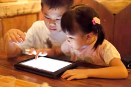 Cảnh báo thói quen khiến trẻ giảm thị lực
