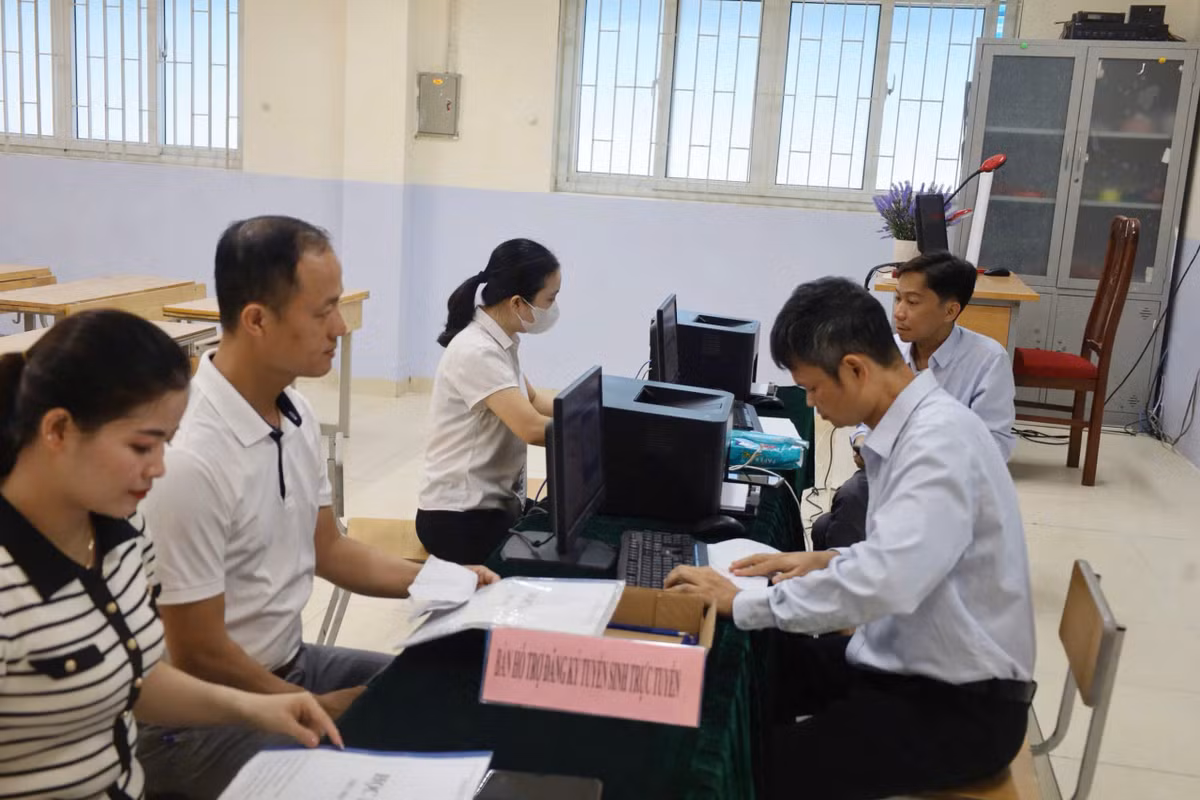 Bộ phận tư vấn tuyển sinh Trường THCS Sài Đồng hỗ trợ phụ huynh đăng ký tuyển sinh cho con vào lớp 6
