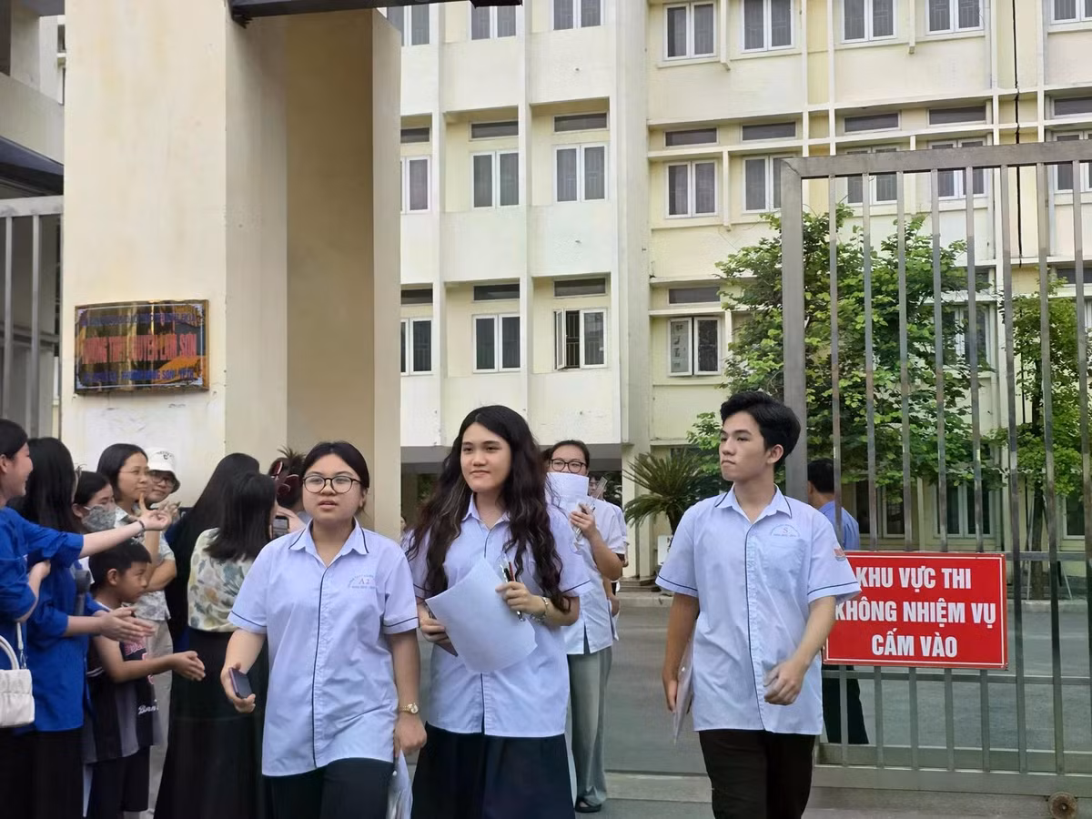 Các thí sinh thi lớp tại Trường THPT chuyên Lam Sơn. Ảnh HDmnguồn danviet.vn
