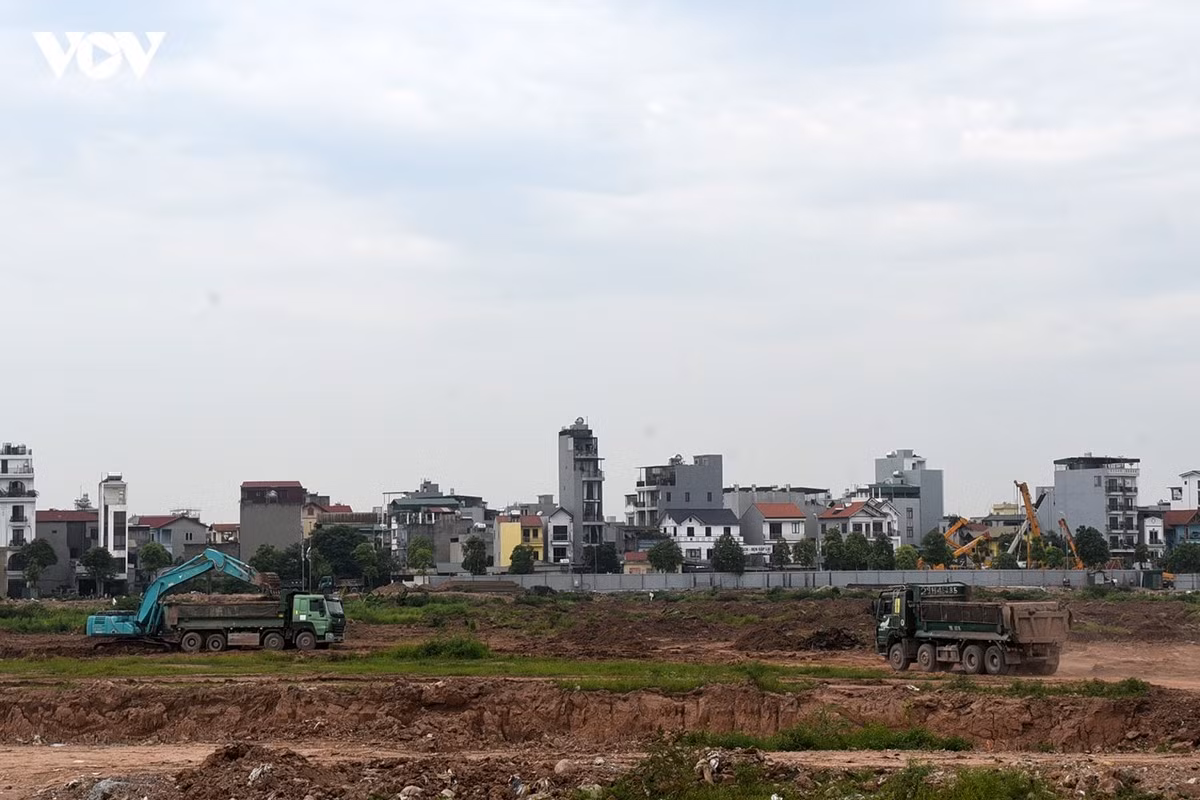Công tác vận chuyển đất chủ yếu được thực hiện vào ban đêm nhằm giảm ảnh hưởng môi trường và giao thông khu vực.