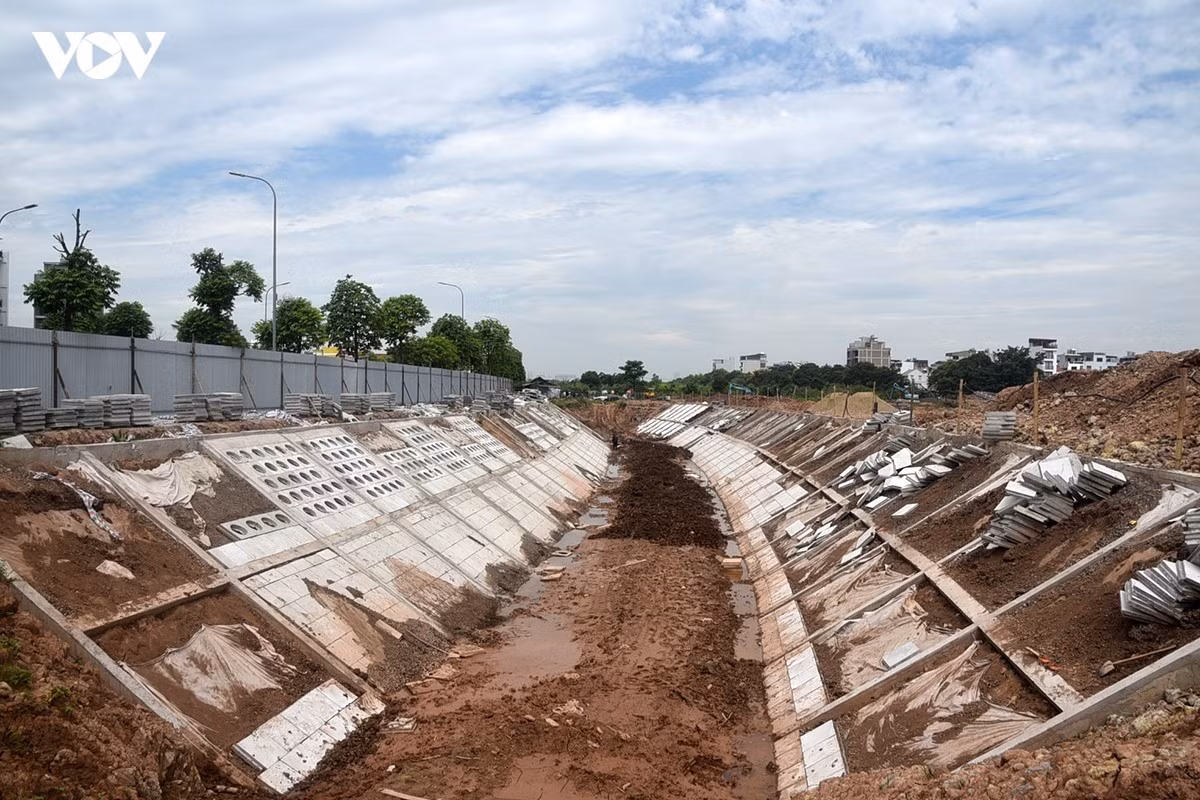 Hạng mục kè mái hồ hiện đã đạt khoảng 80% khối lượng xây dựng.
