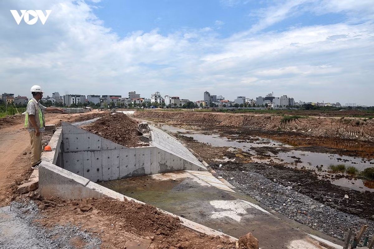 Ông Nguyễn Văn Anh – Cán bộ kỹ thuật Công ty Thăng Long cho biết, đơn vị đang tăng ca, tăng kíp để bảo đảm tiến độ dự án.