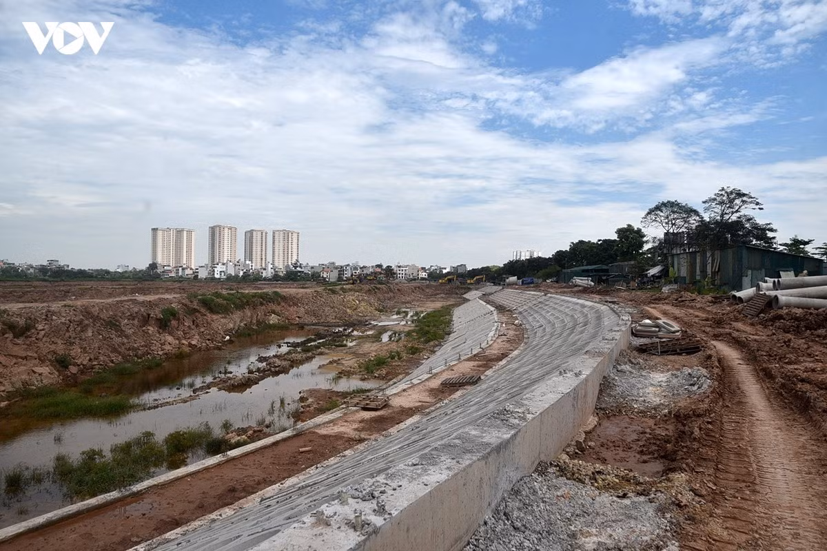 Không chỉ mang chức năng là hồ điều hòa, nơi đây cũng sẽ được tạo cảnh quan làm nơi sinh hoạt vui chơi của người dân. Dự kiến, các hạng mục chính gồm lòng hồ và mương bao sẽ cơ bản hoàn thành trước ngày 31/12/2026, toàn bộ dự án dự kiến đưa vào sử dụng trước ngày 30/3/2027.