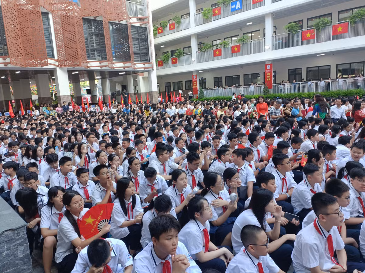 Trường THCS Giảng Võ có hơn 300 thầy cô, hơn 2.600 học sinh và các khách mời tham dự khai giảng để bước vào năm học mới