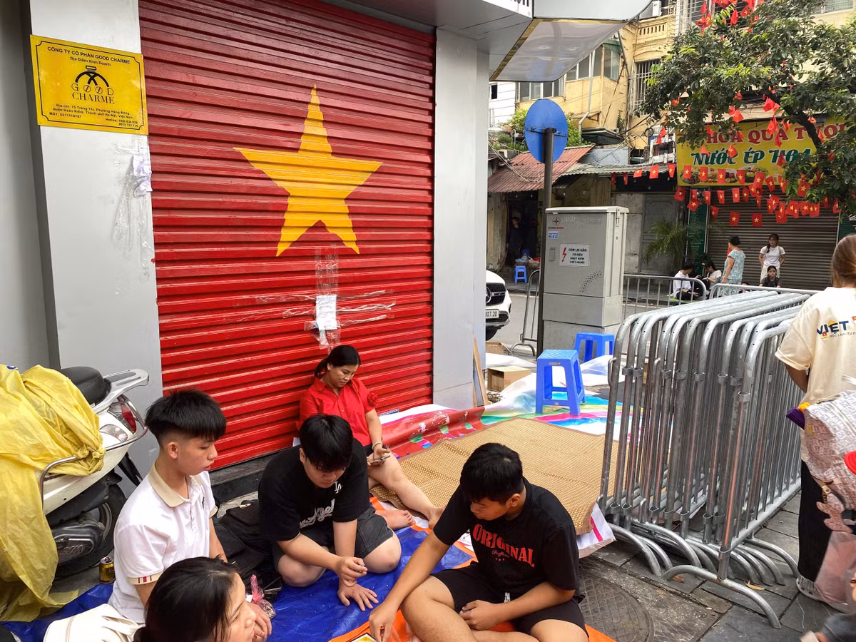 Tại nút giao Thợ Nhuộm - Tràng Thi, người dân kiên trì chờ đợi. Nơi đây là vị trí đắc địa, có tầm nhìn tốt, có thể ngắm trọn các khối diễu binh đi qua.