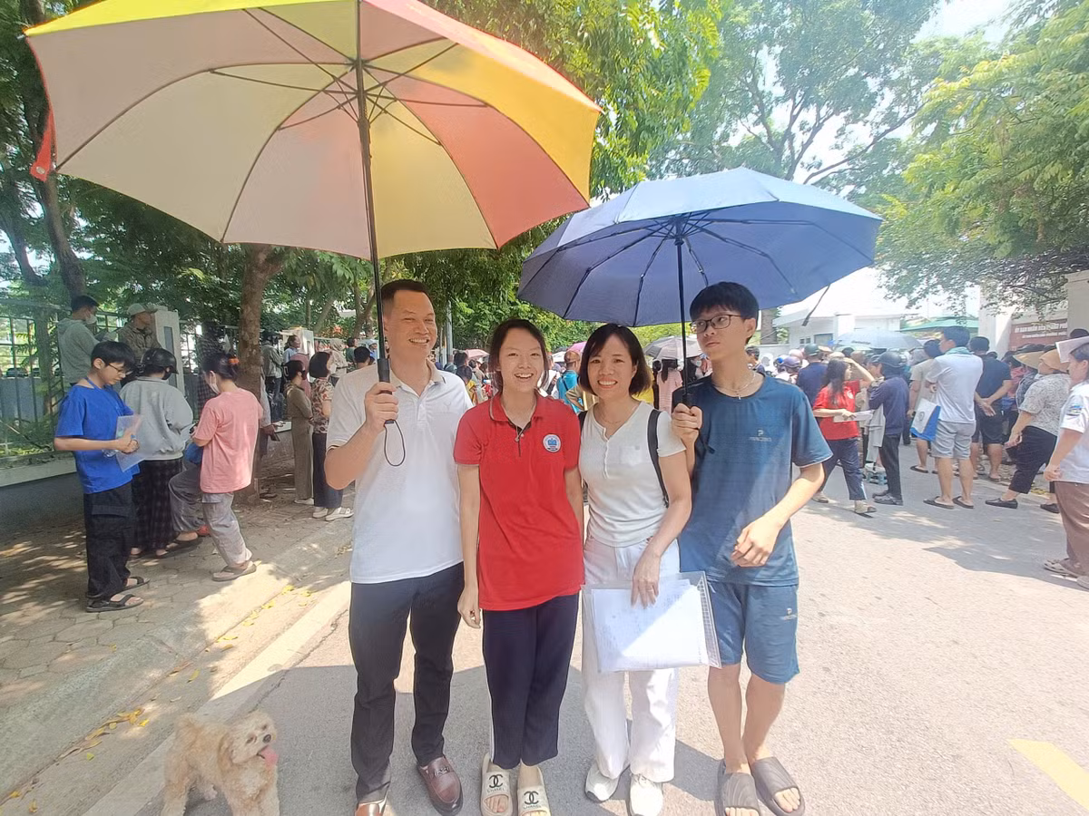Hôm nay cả nhà anh Nguyễn Văn Tân (Đặng Xá) đưa con gái đi thi, gồm bố mẹ và em trai để động viên tinh thần cho con. Nhà ở hơi xa so với điểm thi ở Trường THPT Phúc Lợi nên hôm nay cả nhà đưa con đi thi từ sớm, với tâm trạng hồi hộp, lo lắng. Khi thấy con hoàn thành bài thi, ra khỏi phòng thi nở nụ cười, thông báo con làm bài thi tốt thì bố mẹ mới nhẹ lòng, phấn khởi.