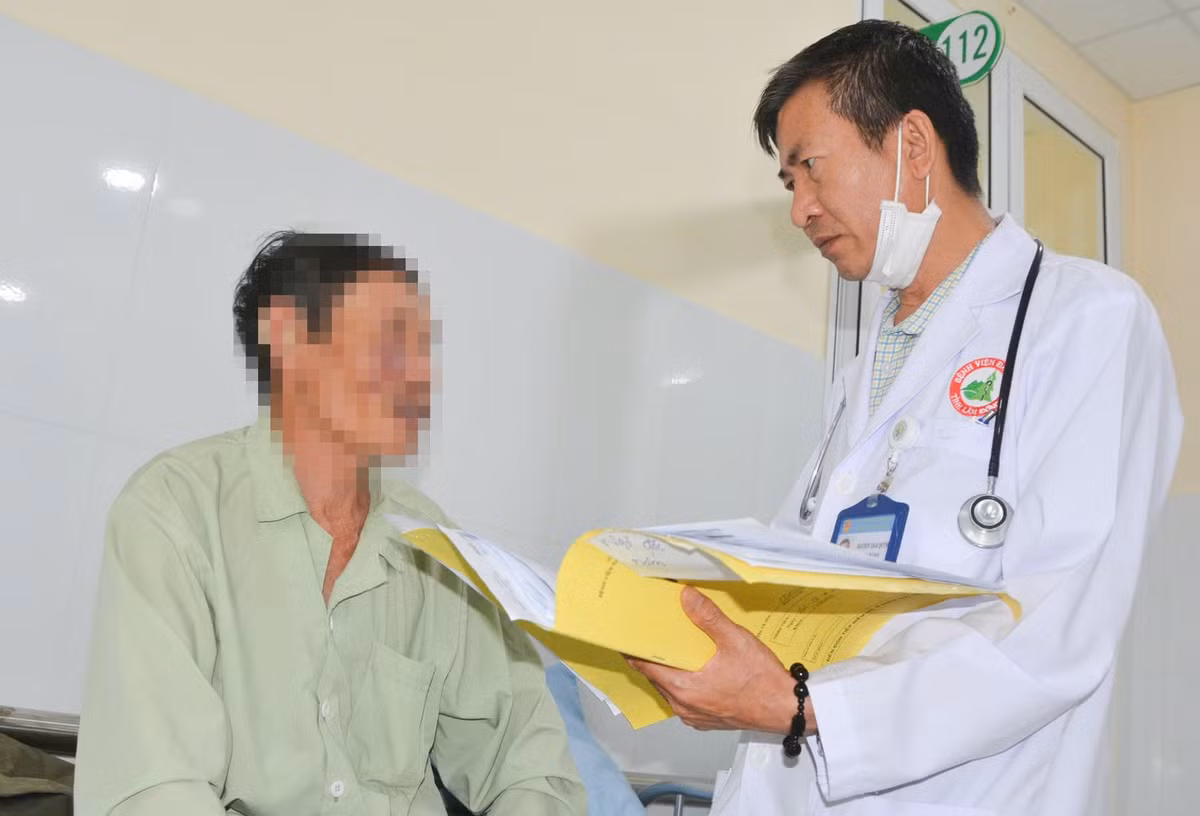 Ông H.L., một trong 4 người nhập viện điều trị sau khi ăn nấm rừng (Ảnh: CTV)/Nguồn baolamdong.vn