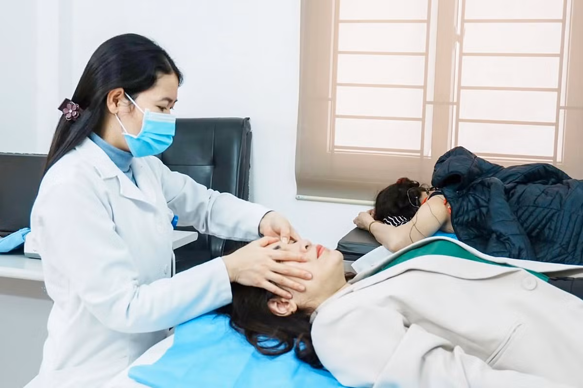 Chăm sóc cho người bệnh tại Bệnh viện Châm cứu Trung ương. Ảnh BVCC/Nguồn HNM