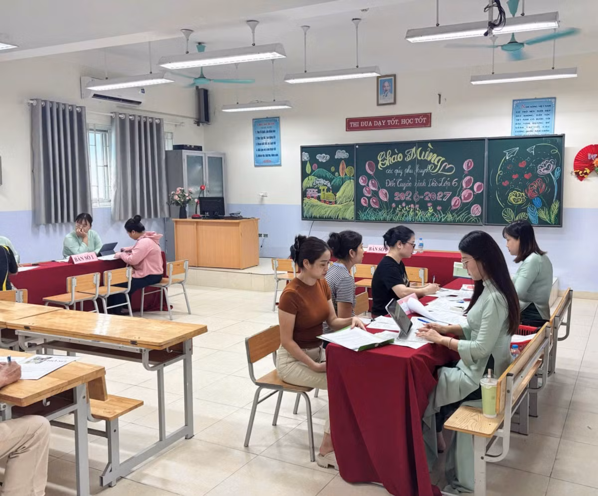Trường THCS Sài Đồng huy động hơn 20 nhân lực cùng trang thiết bị máy móc để hỗ trợ tối đa, không để người dân cảm thấy khó khăn