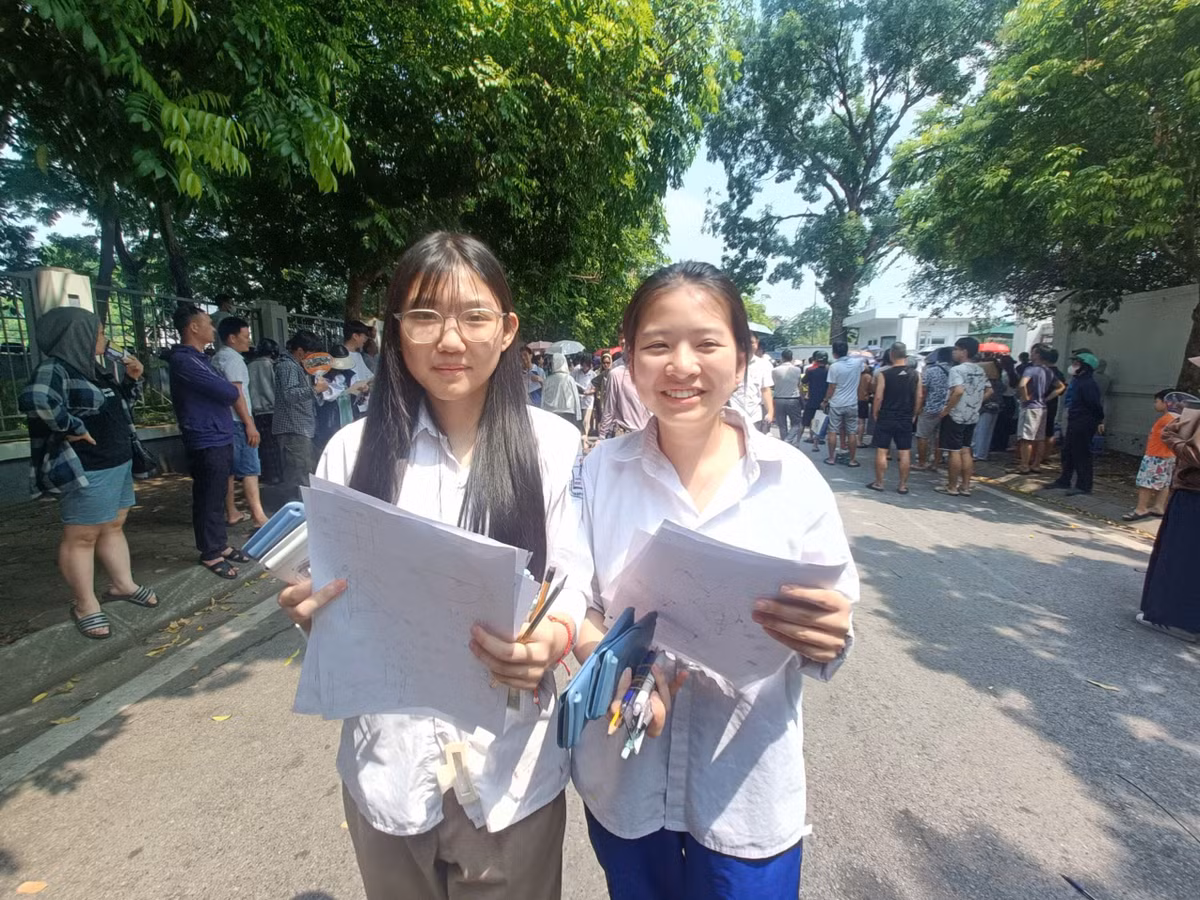 Tại các điểm thi, có những khuôn mặt căng thẳng nhưng cũng có những nụ cười. Hoàn thành bài thi Toán sáng nay, ra khỏi phòng thi với nụ cười thoải mái, em Đoan Trang, học sinh lớp 9 Trường THCS Ngọc Thụy tự tin cho biết, em có thể đạt được 8 điểm, vì đề năm nay em thấy vừa sức em, không khó lắm.
