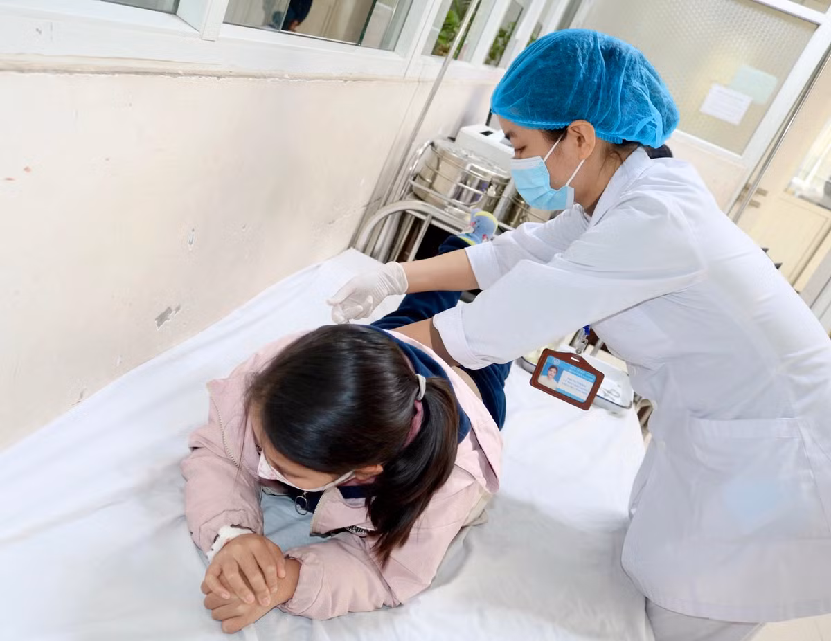 Trẻ được tiêm thuốc điều trị dậy thì sớm tại Bệnh viện Sản Nhi Bắc Giang/Ảnh SYT Bắc Giang