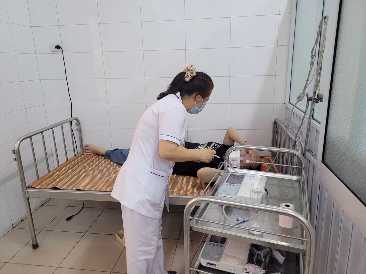 Thăm khám cho người bệnh nghi ngộ độc sau khi được chuyển cấp cứu, điều trị tại Trung tâm Y tế Hương Trà. Ảnh: T.H/SKĐS.