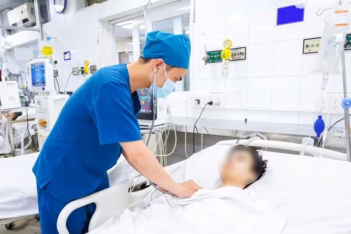 Sau 6 ngày điều trị tích cực, tình trạng bệnh nhi cải thiện rõ rệt. Ảnh BV