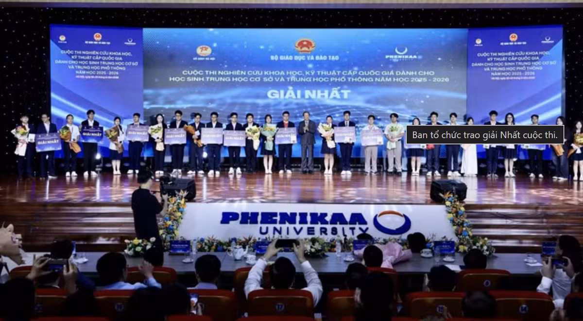 Ban tổ chức trao giải Nhất cuộc thi. Ảnh: LV/Nguồn vietnam.vn