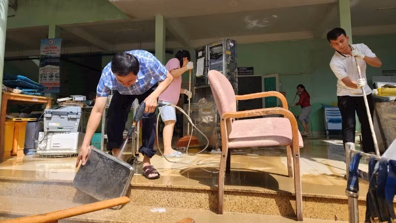 Dọn dẹp, vệ sinh các dụng cụ trang thiết bị y tế tại Bệnh viện Nhiệt đới tỉnh Khánh Hòa. Ảnh nhandan.vn