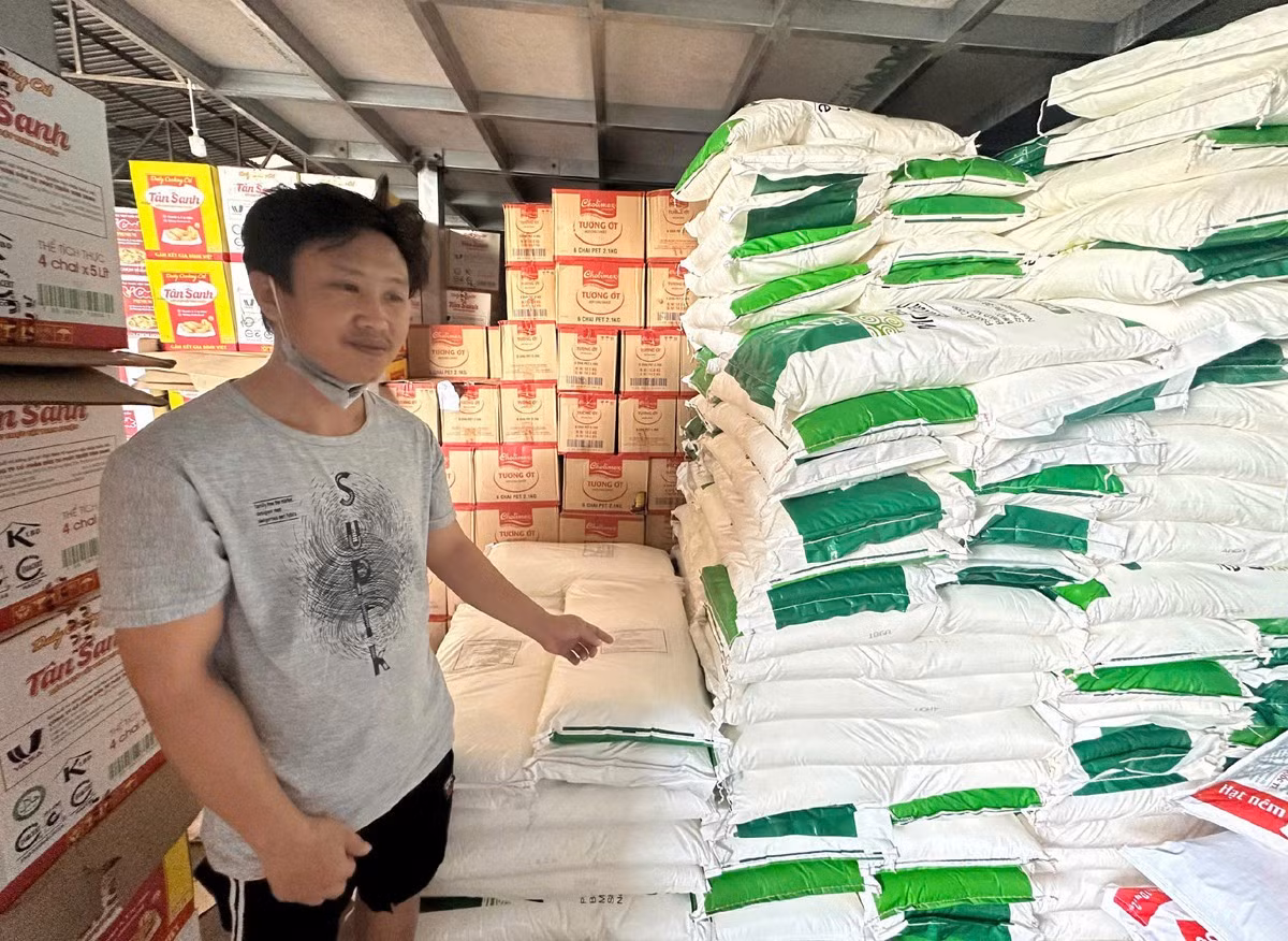 Lực lượng chức năng thu giữ số lượng lớn tang vật. Ảnh: CACC