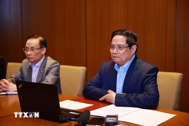 Thủ tướng Phạm Minh Chính họp trực tuyến đến các tỉnh, thành phố trong nước để triển khai các phương án cứu hộ, cứu nạn và khắc phục hậu quả thiên tai. (Ảnh: Dương Giang/TTXVN)