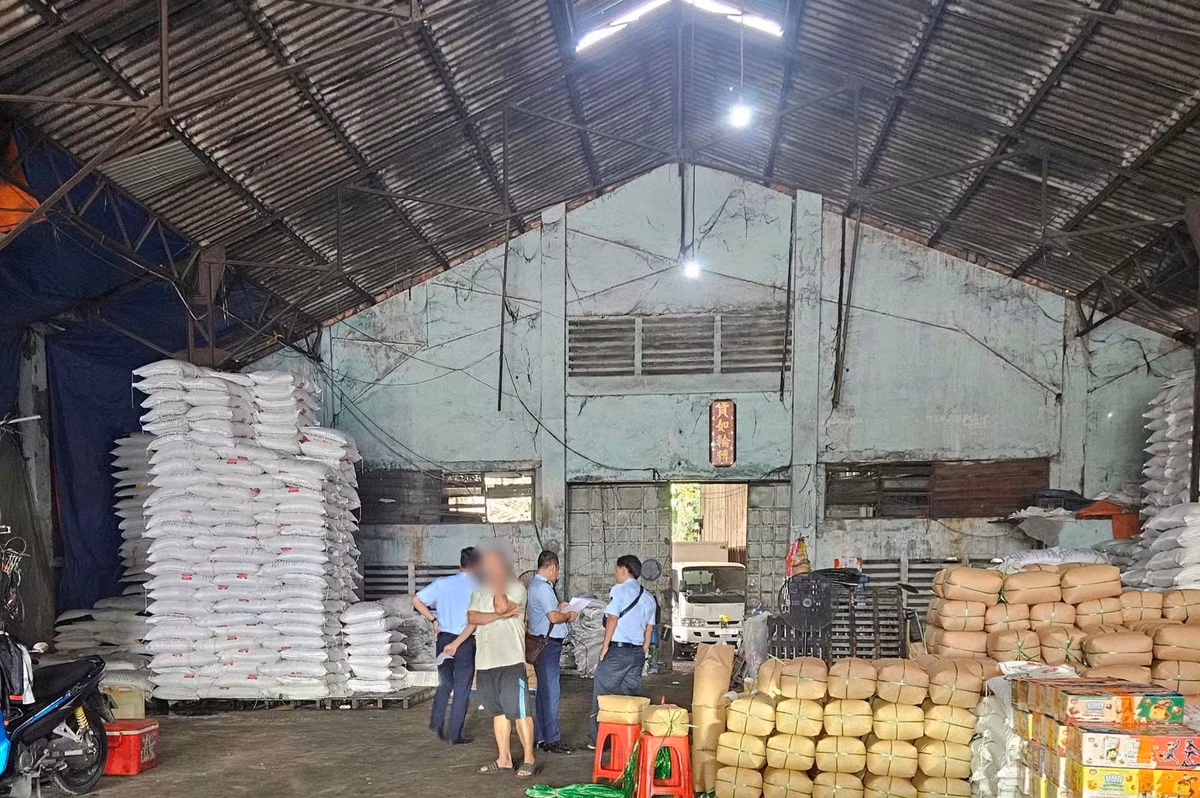 Toàn cảnh kho hàng có dấu hiệu vi phạm/ Ảnh DMS
