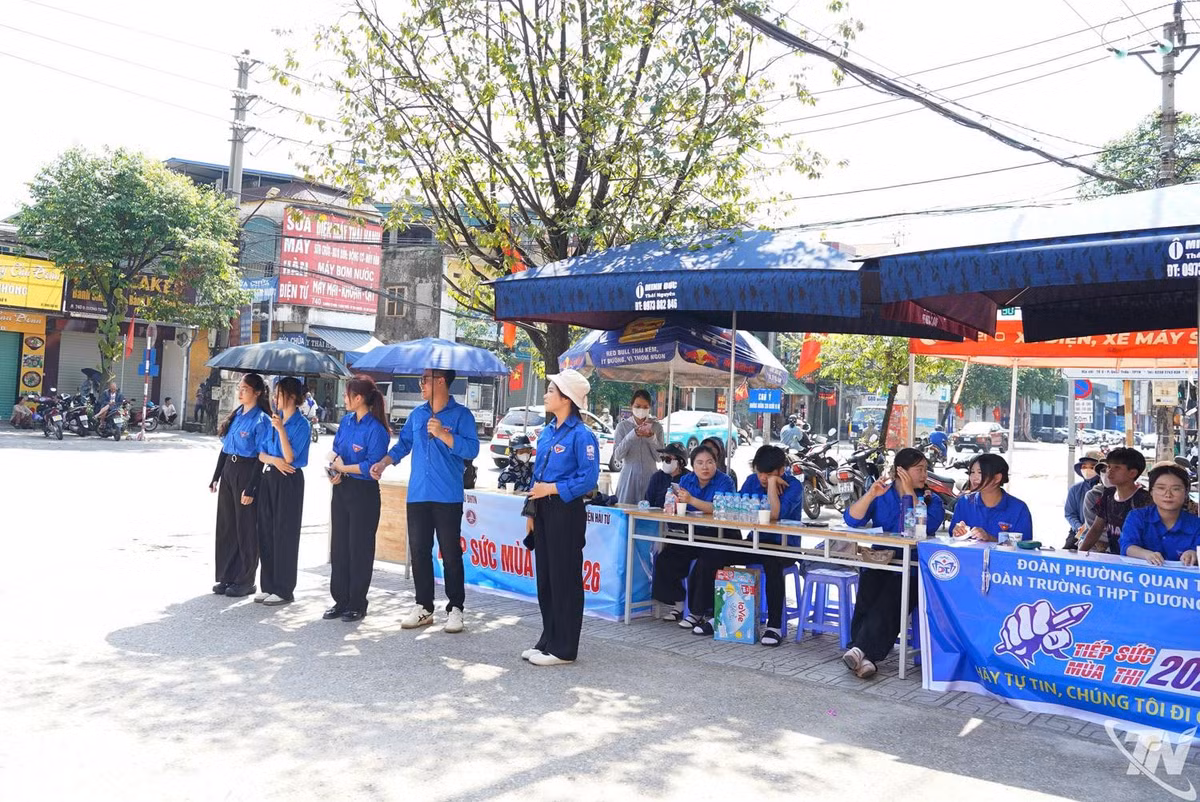 Lực lượng thanh niên tình nguyện tham gia hỗ trợ tại các điểm thi. Ảnh baothainguyen.vn