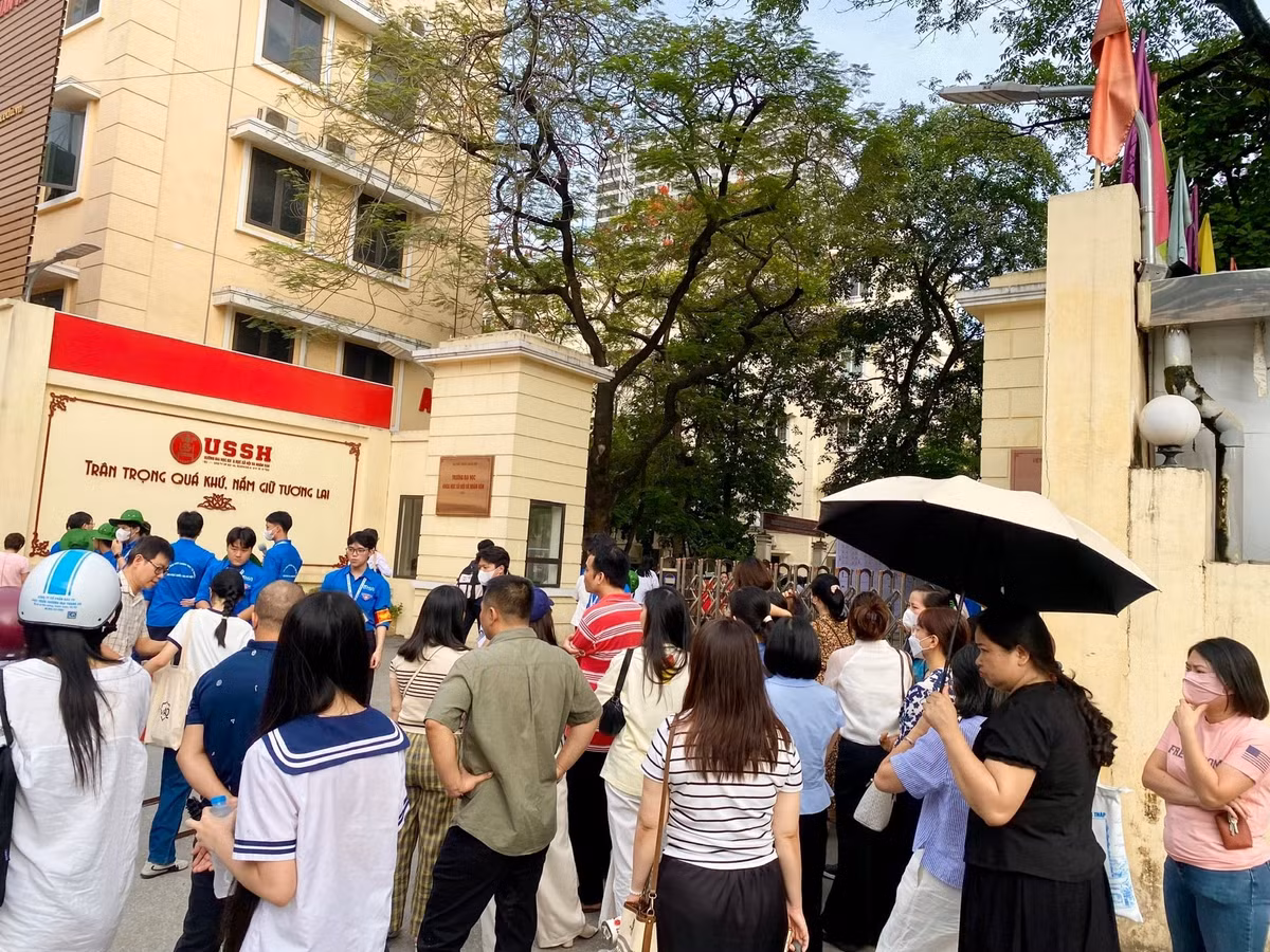 Học sinh dự thi vào Trường THPT Chuyên Khoa học Xã hội và Nhân văn. Ảnh: Tào Nga